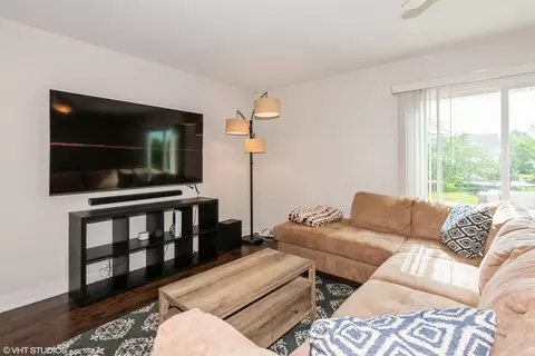 Living - 1015 Warwick Cir N, Hoffman Estates, IL 60169 photo 4 of 6