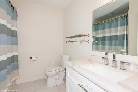 Bath - 1015 Warwick Cir N, Hoffman Estates, IL 60169 photo 2 of 4
