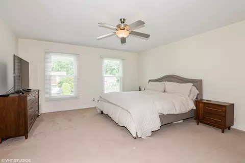 Bedroom - 1015 Warwick Cir N, Hoffman Estates, IL 60169 photo 3 of 4