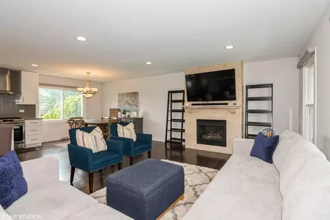 Living - 1015 Warwick Cir N, Hoffman Estates, IL 60169 photo 2 of 6