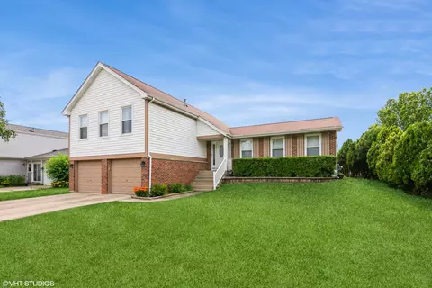 1015 Warwick Cir N, Hoffman Estates, IL 60169