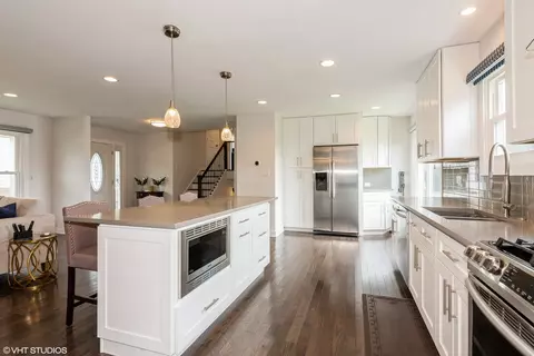 Kitchen - 1015 Warwick Cir N, Hoffman Estates, IL 60169 photo 3 of 6