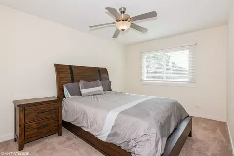 Bedroom - 1015 Warwick Cir N, Hoffman Estates, IL 60169 photo 2 of 4