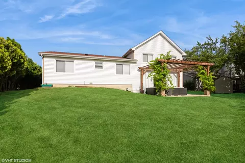 Exterior - 1015 Warwick Cir N, Hoffman Estates, IL 60169 photo 4 of 4