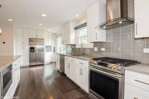 Kitchen - 1015 Warwick Cir N, Hoffman Estates, IL 60169 photo 2 of 6