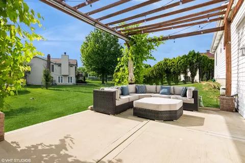 Exterior - 1015 Warwick Cir N, Hoffman Estates, IL 60169 photo 3 of 4