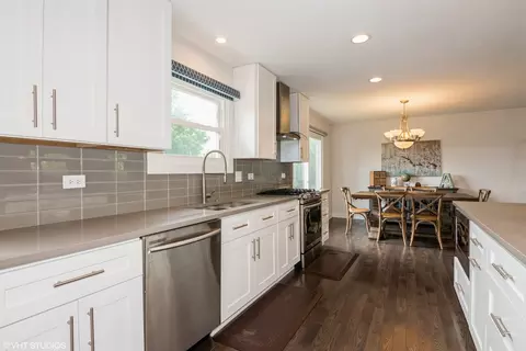 Kitchen - 1015 Warwick Cir N, Hoffman Estates, IL 60169 photo 4 of 6