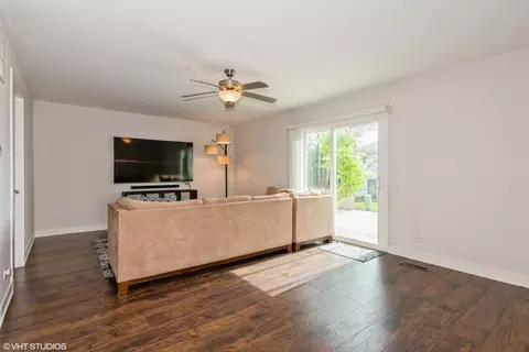 Living - 1015 Warwick Cir N, Hoffman Estates, IL 60169 photo 6 of 6