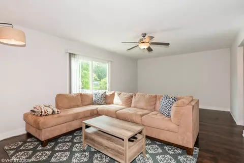 Living - 1015 Warwick Cir N, Hoffman Estates, IL 60169 photo 5 of 6