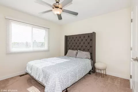 Bedroom - 1015 Warwick Cir N, Hoffman Estates, IL 60169 photo 1 of 4