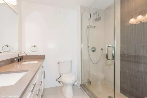 Bath - 1015 Warwick Cir N, Hoffman Estates, IL 60169 photo 3 of 4