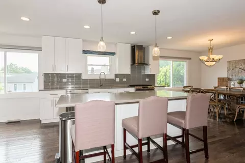 Kitchen - 1015 Warwick Cir N, Hoffman Estates, IL 60169 photo 5 of 6