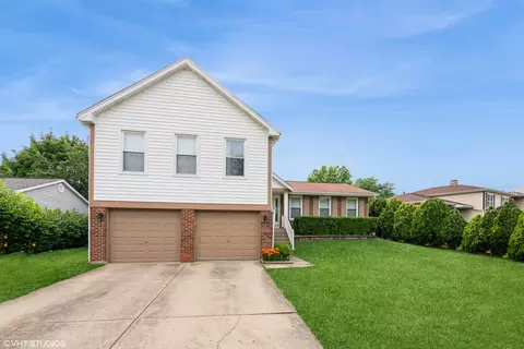 Exterior - 1015 Warwick Cir N, Hoffman Estates, IL 60169 photo 2 of 4