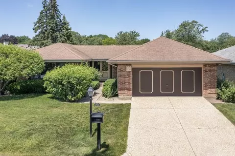 2520 Burgundy Ln, Northbrook, IL 60062