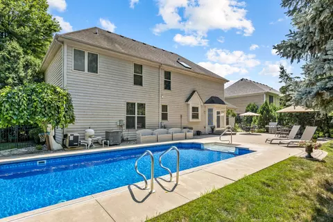 Exterior - 262 Hawk Hollow Dr, Bartlett, IL 60103 photo 4 of 8
