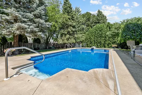 Exterior - 262 Hawk Hollow Dr, Bartlett, IL 60103 photo 6 of 8