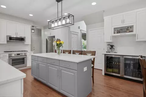 Kitchen - 262 Hawk Hollow Dr, Bartlett, IL 60103 photo 3 of 5