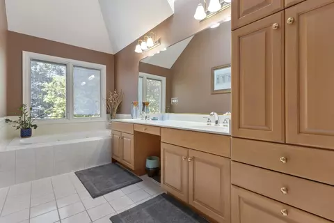 Bath - 262 Hawk Hollow Dr, Bartlett, IL 60103 photo 2 of 5