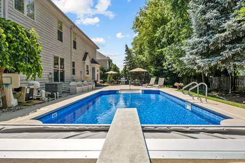 Exterior - 262 Hawk Hollow Dr, Bartlett, IL 60103 photo 5 of 8