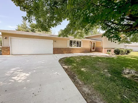 202 E 8th St, Gridley, IL 61744 photo 2