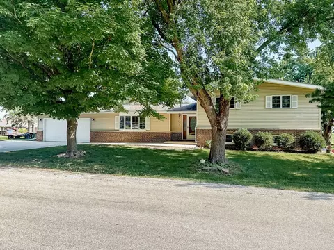 202 E 8th St, Gridley, IL 61744