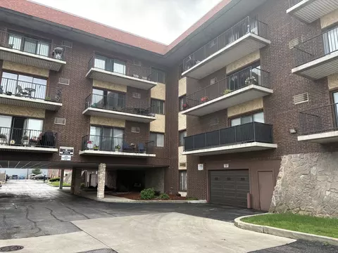 9520 Mayfield Ave #202, Oak Lawn, IL 60453