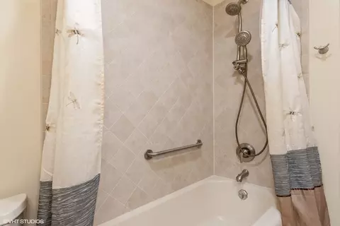 Bath - 1036 Perda Ln, Des Plaines, IL 60016 photo 3 of 3