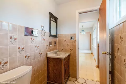 Bath - 1036 Perda Ln, Des Plaines, IL 60016 photo 1 of 3