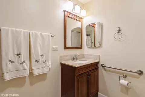 Bath - 1036 Perda Ln, Des Plaines, IL 60016 photo 2 of 3