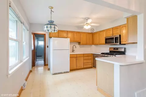 Kitchen - 1036 Perda Ln, Des Plaines, IL 60016 photo 1 of 2
