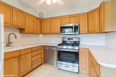 Kitchen - 1036 Perda Ln, Des Plaines, IL 60016 photo 2 of 2