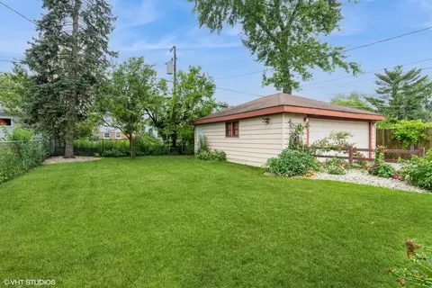 Exterior - 1036 Perda Ln, Des Plaines, IL 60016 photo 3 of 4