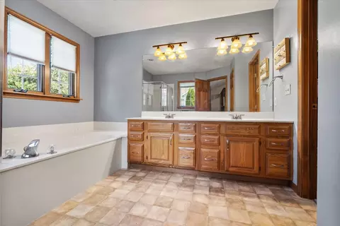Bath - 2903 Keystone Rd, Bloomington, IL 61704 photo 4 of 4