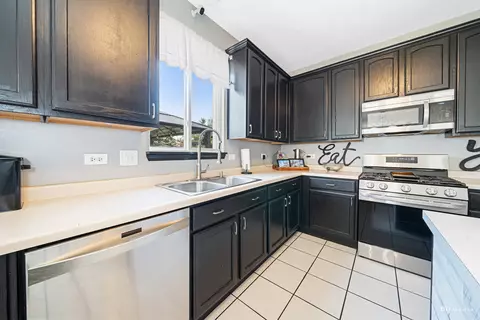 Kitchen - 1801 Great Ridge Dr, Plainfield, IL 60586 photo 2 of 4