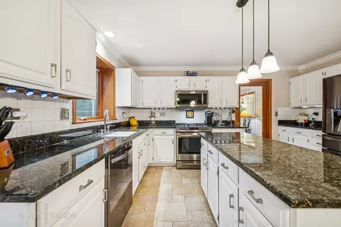 Kitchen - 1980 Peach Tree Ln, Algonquin, IL 60102 photo 1 of 2