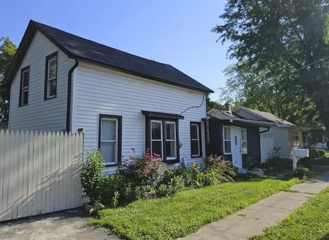 323 E North St, Plano, IL 60545