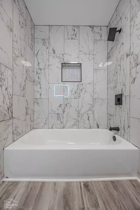 Bath - 1594 Cornell Cir, Hoffman Estates, IL 60169 photo 2 of 3