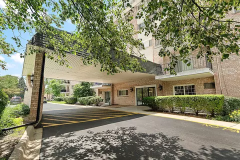 1000 S Lorraine Rd #110, Wheaton, IL 60189