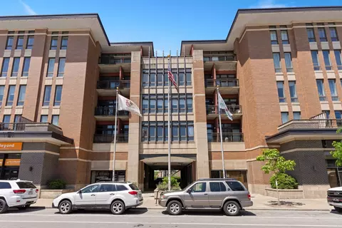 3450 S Halsted St #402, Chicago, IL 60608