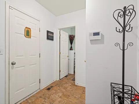 6079 Delaney Dr, Hoffman Estates, IL 60192 photo 24
