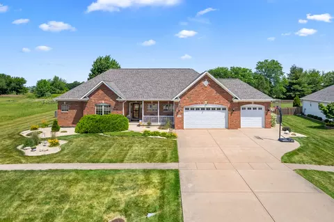 990 Fox Trail Ln, Somonauk, IL 60552