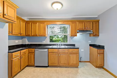 Kitchen - 3304 W 160th St, Markham, IL 60428 photo 2 of 2