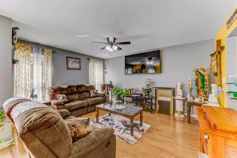 194 N Smith St, Aurora, IL 60505 photo 2