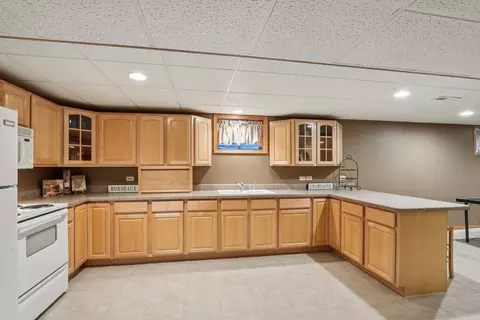 Kitchen - 11624 Kluth Ct, Mokena, IL 60448 photo 4 of 5