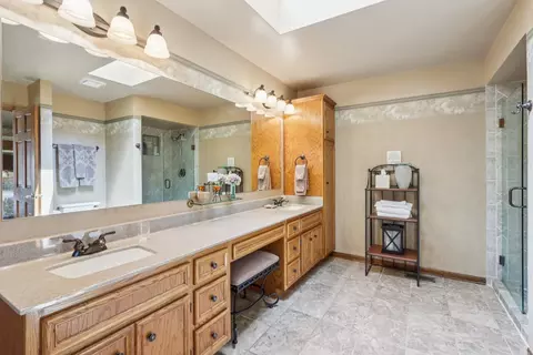 Bath - 11624 Kluth Ct, Mokena, IL 60448 photo 2 of 5