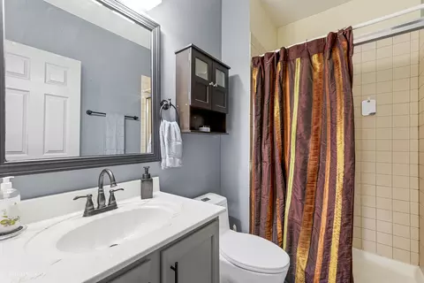 Bath - 2320 Barrett Dr, Algonquin, IL 60102 photo 1 of 5