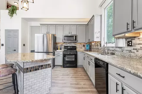 Kitchen - 2320 Barrett Dr, Algonquin, IL 60102 photo 2 of 4