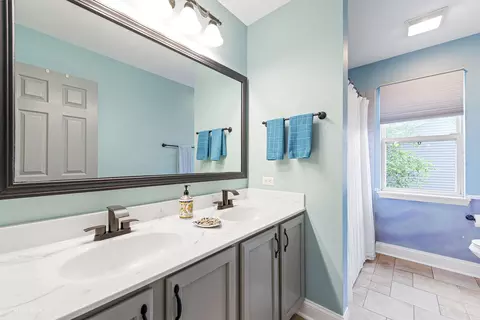 Bath - 2320 Barrett Dr, Algonquin, IL 60102 photo 5 of 5