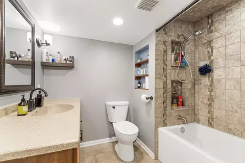 Bath - 2320 Barrett Dr, Algonquin, IL 60102 photo 4 of 5