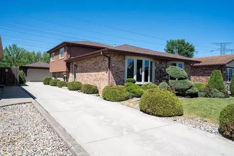 5922 W 75th Pl, Burbank, IL 60459